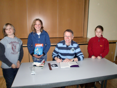 Kinder der 4. Klasse lassen sich von J. Banscherus Bücher signieren.